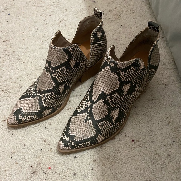 NWOT Universal Thread size 7 snakeskin booties UT - Picture 4 of 5